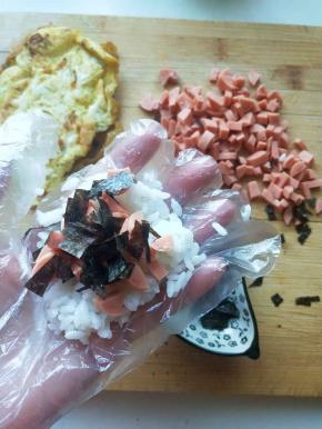 剩下的材料全部放在一起捏起来做成饭团