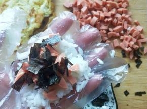 剩下的材料全部放在一起捏起来做成饭团