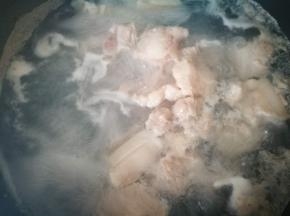 冷水下锅出个水，加上料酒