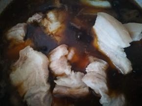 水开后开盖煮几分钟，捞出放入卤锅里，我前面的食谱有卤锅做法
