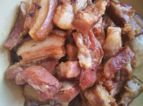 切片的肉好熟，卤熟后放在卤锅里浸泡一晚捞出，这样更入味