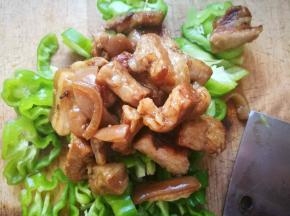 切好和肉放一起