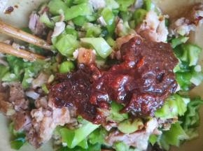 加入豆瓣酱和老抽，豆瓣酱不要给太多，会咸。做的时候咸淡自己要尝，适当增减或者不给豆瓣酱！