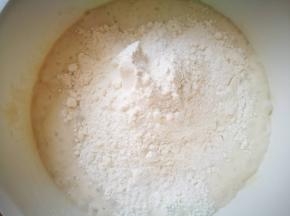 波兰种面团提前制作好，前面也有食谱。加入面粉和酵母