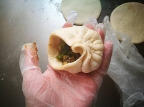 放入肉馅，捏褶子