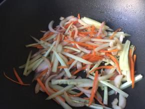 下胡萝卜黄瓜炒软