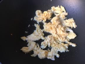 锅里热油炒熟鸡蛋