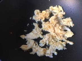 锅里热油炒熟鸡蛋
