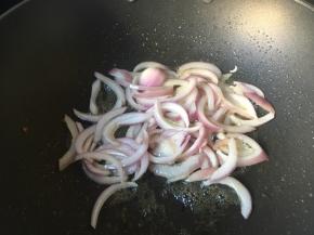 然后爆香洋葱