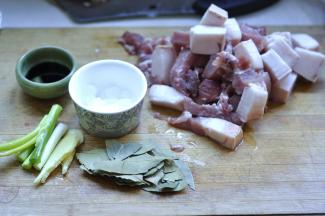 1、将泡好的五花肉洗干净，切成4厘米见方的小块。