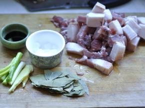 1、将泡好的五花肉洗干净，切成4厘米见方的小块。
