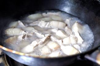 2、五花肉冷水下锅和水一起煮开，焯至肉变色，捞出用温水冲洗净肉上的沫子，沥干备用。