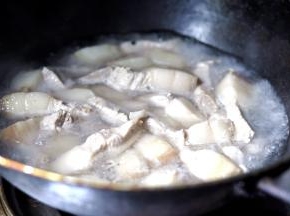 2、五花肉冷水下锅和水一起煮开，焯至肉变色，捞出用温水冲洗净肉上的沫子，沥干备用。