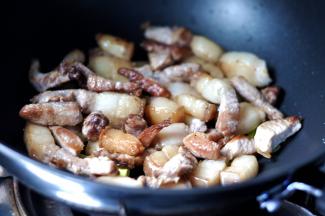 5、放入五花肉翻炒，炒出香味