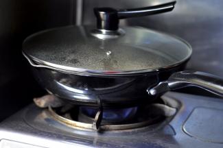 7、开锅后盖上锅盖转小火炖1小时