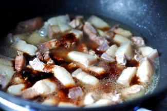 8、加入冰糖和老抽，老抽不能放太多，不然会黑