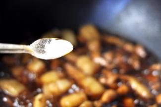 9、继续小火炖20分钟，然后放入盐调味