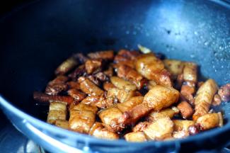 10、大火不断翻炒，开始收汁，汁水慢慢变少，留少许汁水，关火