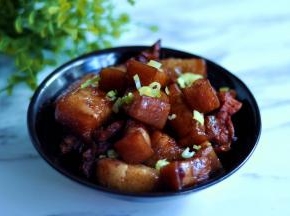 11、装盘盛出，撒上葱花点缀，一道美味的红烧肉就做好了。