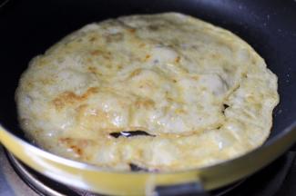 2、鸡蛋打散放入碗里，加盐，煎成蛋饼。