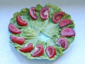 10、把生菜和西红柿洗净，生菜去掉根部，西红柿切成西瓜瓣式，摆盘备用。