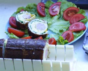 11、取出，刀上沾水，把寿司切成小段摆入准备好的盘中