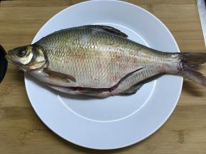 鳊鱼买回来后清洗干净。