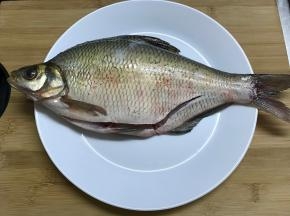 鳊鱼买回来后清洗干净。