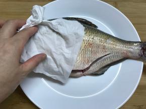 用厨房纸吸干水份。