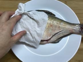 用厨房纸吸干水份。