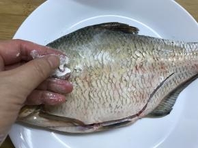 轻轻拍上一层淀粉。