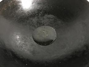 锅烧热后倒入适量油。