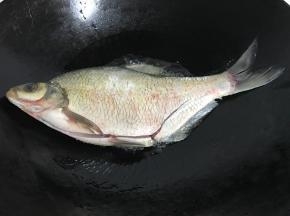 放入鳊鱼煎。