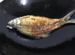 一面煎好后翻面再煎另一面，至两面金黄色后出锅。