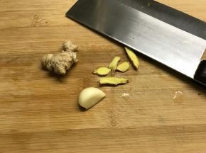姜蒜切片。