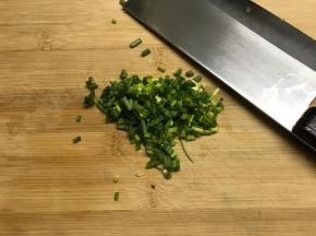 葱切碎。