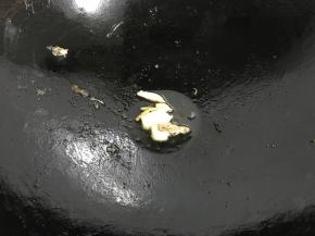 锅中留底油爆香姜、蒜。