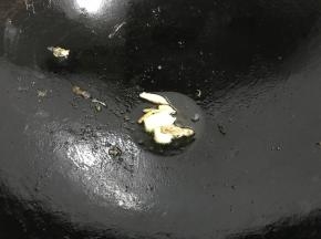 锅中留底油爆香姜、蒜。