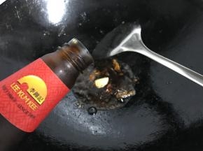 再放入生抽和蚝油，加少许水调成酱料。