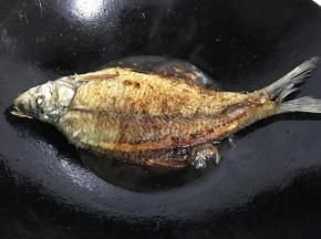 放入煎好的鱼大火烧开后转中小火煮熟。