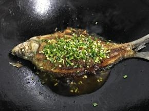 最后加适量糖调味后大火收汁，撒葱花即可出锅。