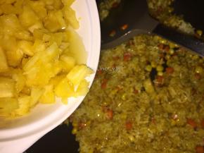 然后加入菠萝丁翻炒均匀