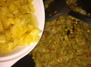 然后加入菠萝丁翻炒均匀