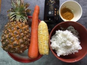 准备食材:菠萝1个、胡萝卜半个、玉米1个、米饭3碗、又伊鲜酱油1勺、咖喱粉1勺、食用盐半匙、食用油适量