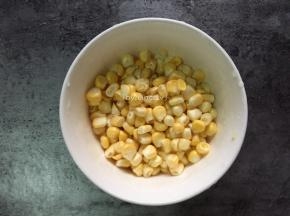 玉米掰出成玉米粒，洗净后待用