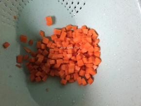 胡萝卜洗净后去皮切小丁待用