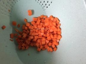 胡萝卜洗净后去皮切小丁待用
