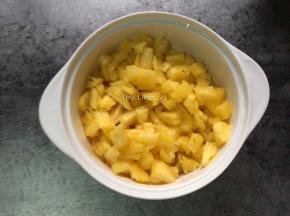 接着将菠萝肉取出切细丁，菠萝外皮当模具，待用