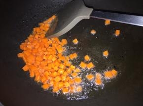倒入胡萝卜丁翻炒