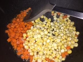 倒入玉米粒翻炒熟